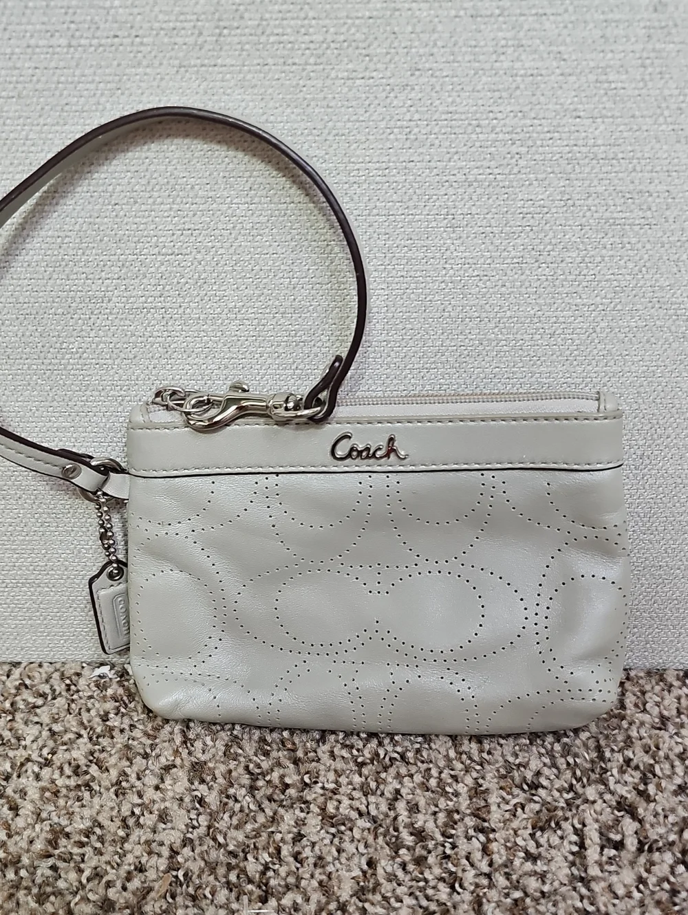 COACH LEATHER PERFERATED C WRISTLET BFPM-07-146